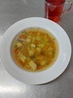 Zupa jarzynowa w misce.