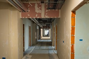 Pusty korytarz w budowie.