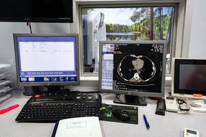 Stacja diagnostyczna z komputerami.