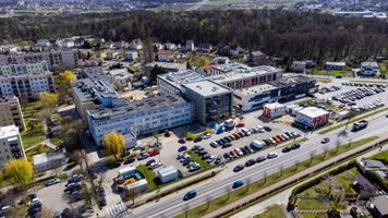 Szpital z parkingiem i zabudową mieszkaniową.