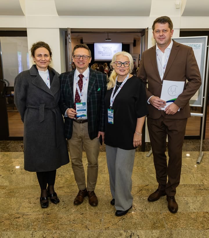 Czwórka ludzi na konferencji.