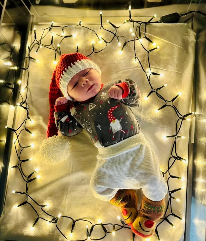 Noworodek w czerwonym czapce świątecznej.