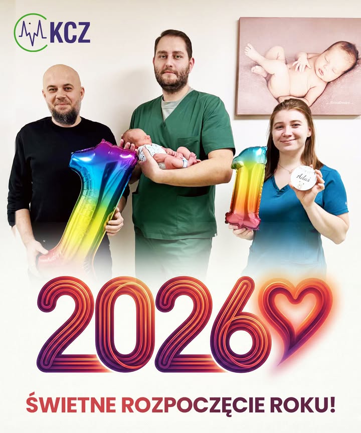 Noworodek z rodzicami i personelem medycznym.