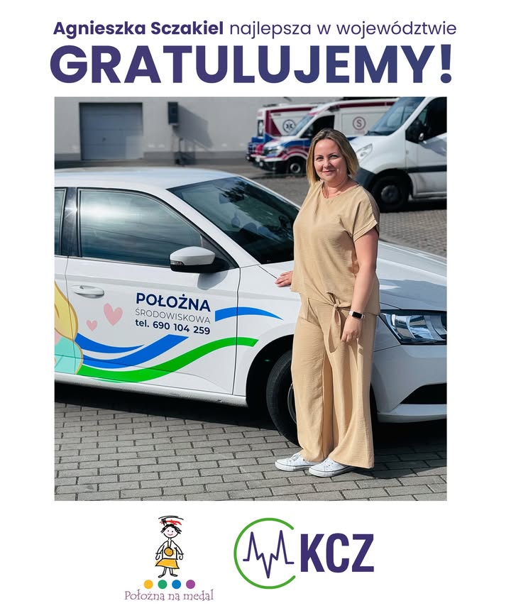 Położna obok samochodu służbowego.