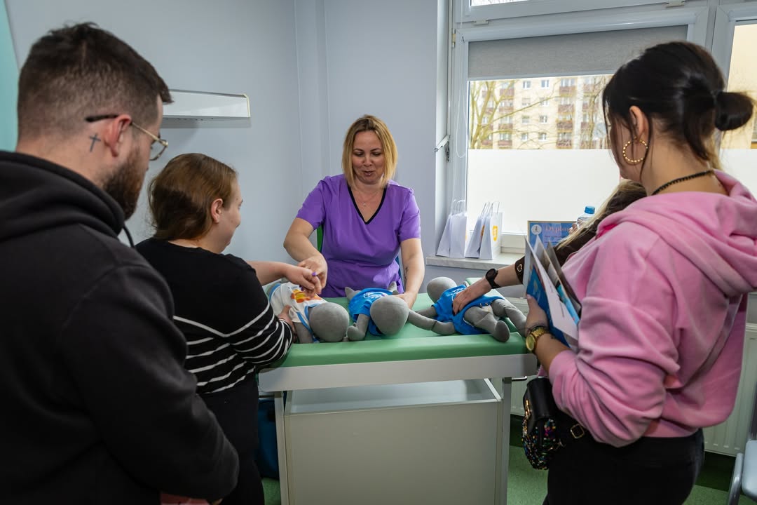 Pielęgniarka badająca dziecko.