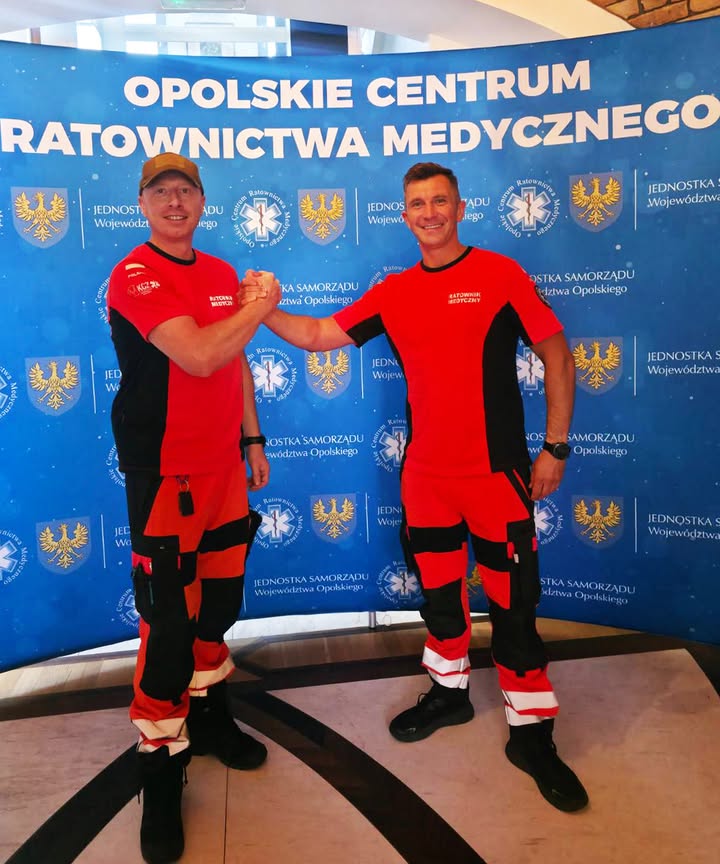 Ratownicy medyczni w mundurach.