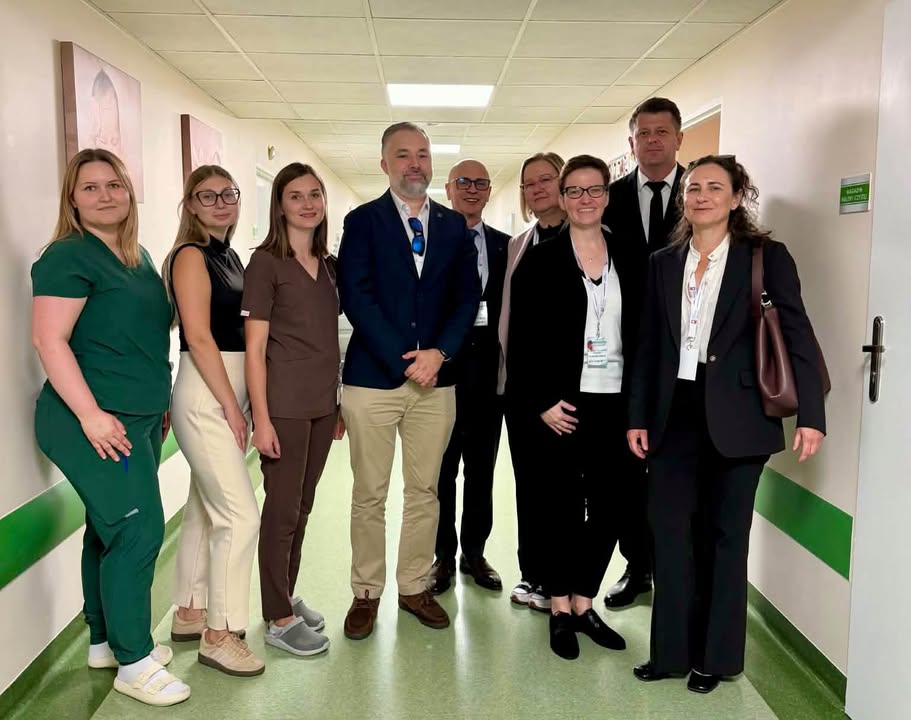 Grupa pracowników służby zdrowia.
