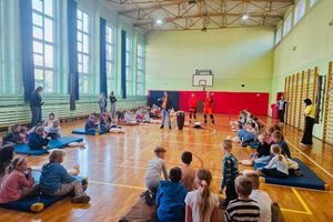 Dzieci na zajęciach sportowych.