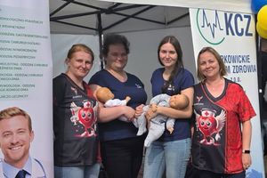 Pracownicy służby zdrowia z pieluchami.