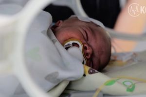 Noworodek w inkubatorze.