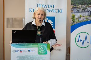 Mówca przy mównicy na konferencji.