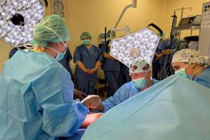 Zespół chirurgiczny w trakcie operacji.