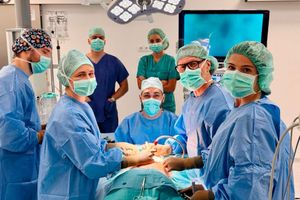 Zespół chirurgiczny podczas operacji.