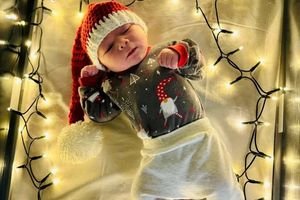 Noworodek w czapce Mikołaja.