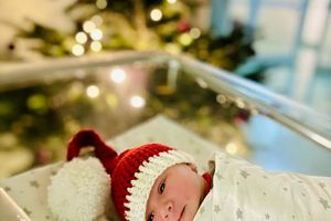 Noworodek w czapce Mikołaja.