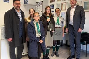 Grupa osób z nagrodą.