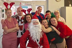 Zespół w przebraniu mikołajów.