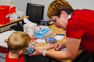 Pielęgniarka badająca dziecko.