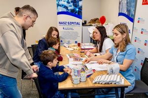 Rodzina w rejestracji szpitalnej.