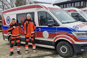 Zespół ratowników przy karetce.