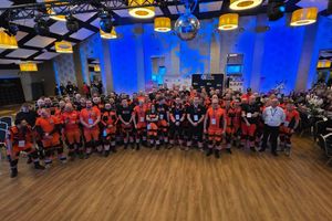 Grupa uczestników w strojach sportowych.