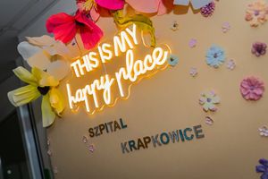 Ściana z napisem i kwiatami.