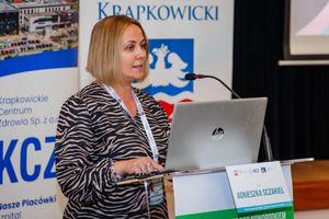 Kobieta przemawiająca na konferencji.