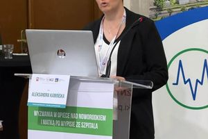 Kobieta prezentująca wykład.