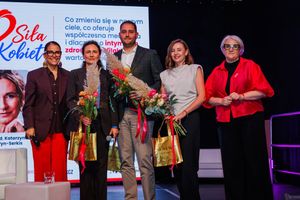 Uczestnicy konferencji z kwiatami.