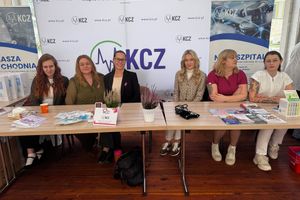 Stoiska informacyjne o szpitalu.