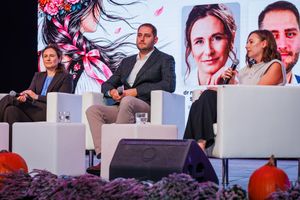 Panel dyskusyjny na scenie.