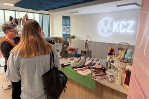 Kobiety oglądające stoiska z produktami.