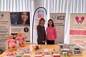 Stoiska medyczne z ulotkami.