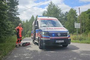 Woz ambulansowy z ratownikiem.
