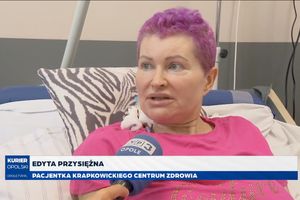 Pacjentka w szpitalnym łóżku.